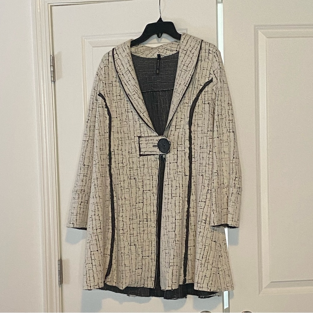 IC Collection Size XL Black and Cream Long Blazer